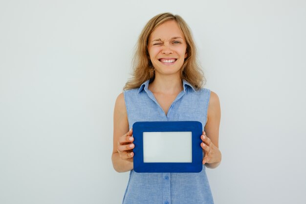 Happy Lady Winking En Holding Leeg Beeld Frame