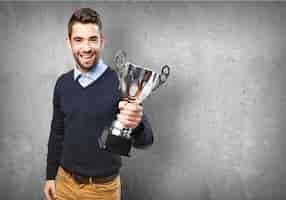 Gratis foto happy man met een trofee