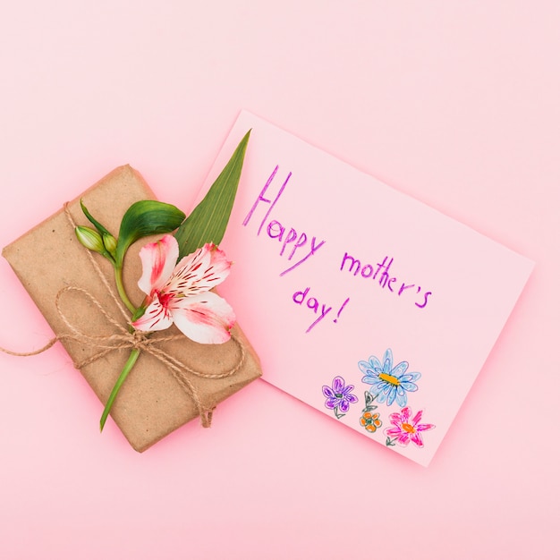 Happy Mothers Day inscriptie met bloem en cadeau