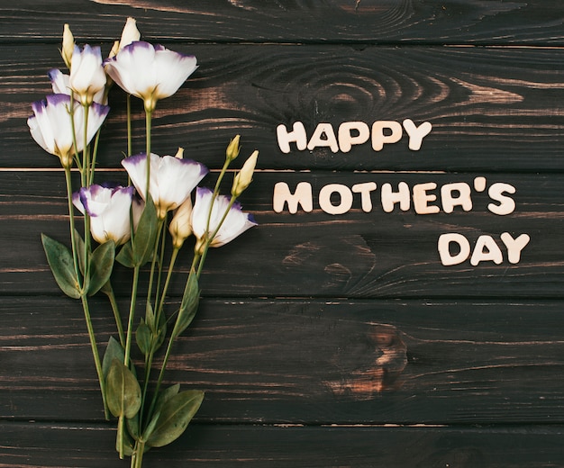 Happy Mothers Day inscriptie met bloemen boeket