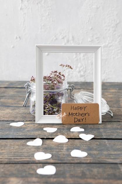 Gratis foto happy mothers day inscriptie met bloemen en frame