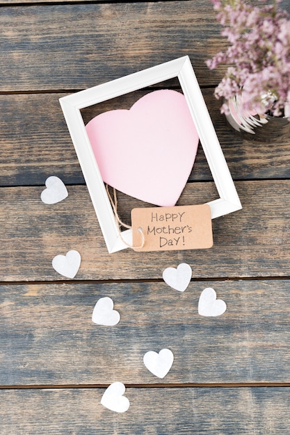 Gratis foto happy mothers day inscriptie met bloemen, papier harten en frame