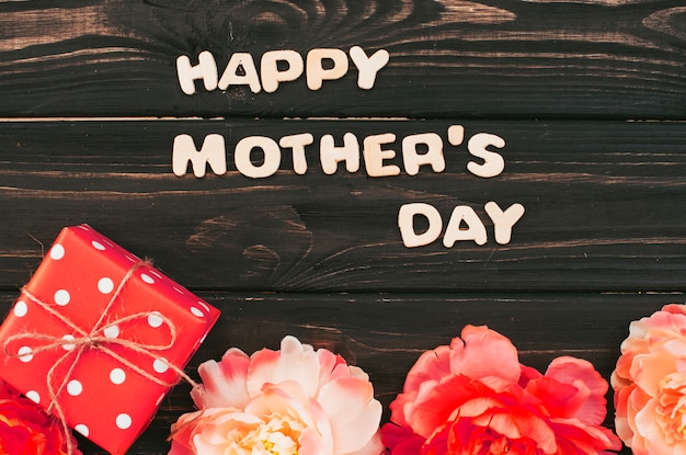 Gratis foto happy mothers day inscriptie met cadeau en bloemen