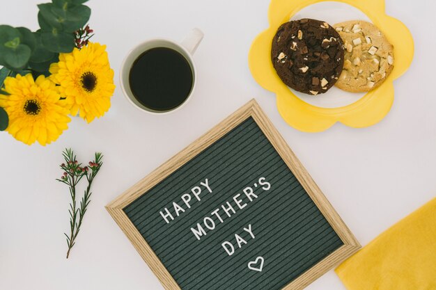 Happy Mothers Day inscriptie met koffie en koekjes