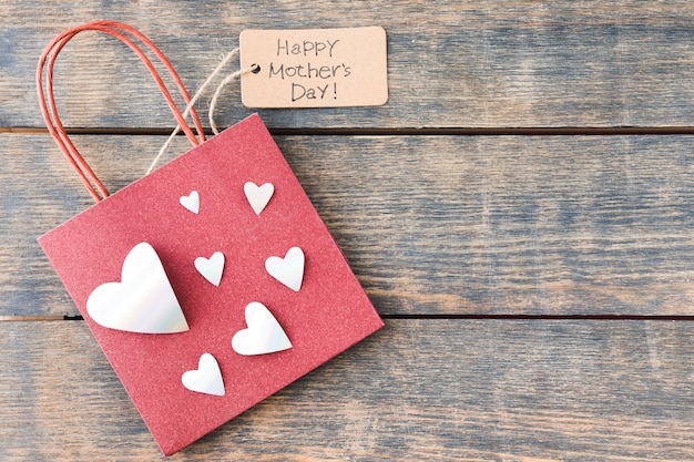 Gratis foto happy mothers day inscriptie met papieren zak en harten