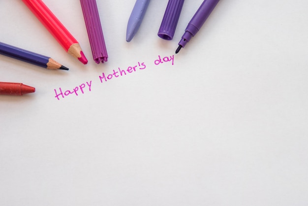 Happy Mothers Day inscriptie met potloden op papier