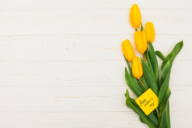 Happy Mothers Day inscriptie met tulpen