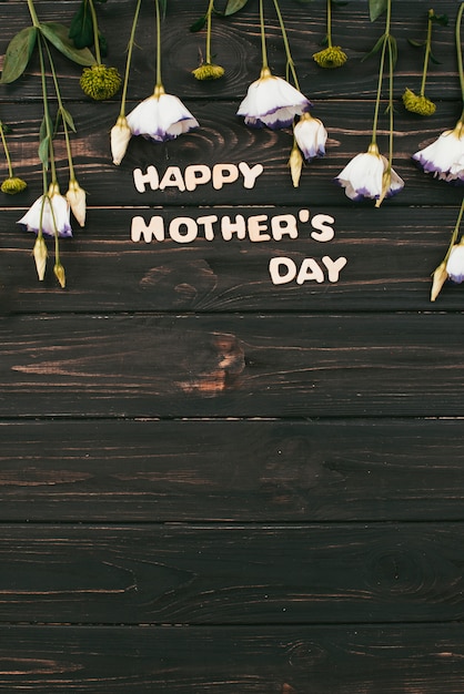 Gratis foto happy mothers day inscriptie met witte bloemen