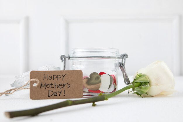 Happy Mothers Day inscriptie met witte roos
