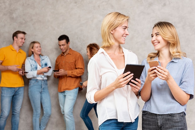 Gratis foto happy vrienden met elkaar praten