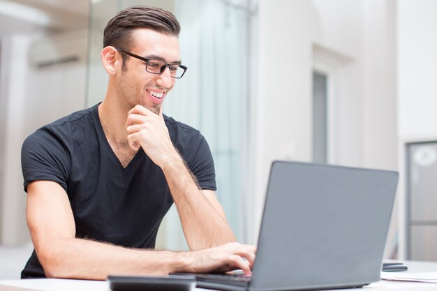 Happy Young Handsome Man Werken Aan Laptop