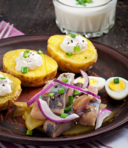 Gratis foto haringsalade met ui en groene appel