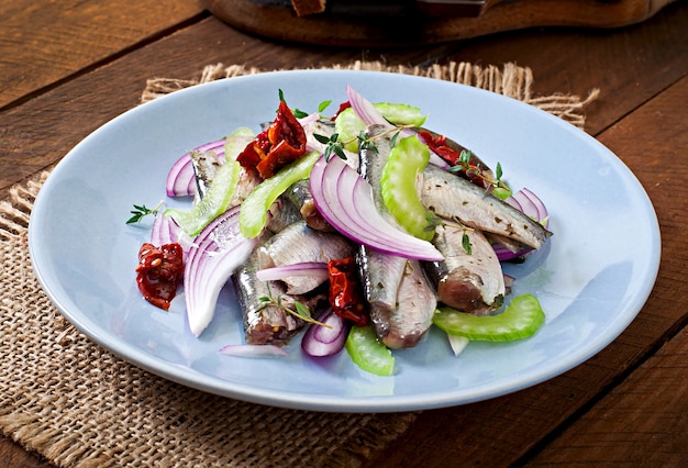 Haringsalade met zongedroogde tomaten, selderij en rode ui