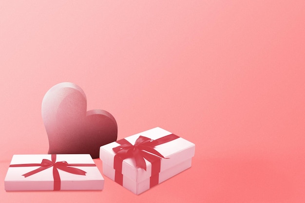 Hart en geschenkdoos met een gekleurde achtergrond. valentijnsdag