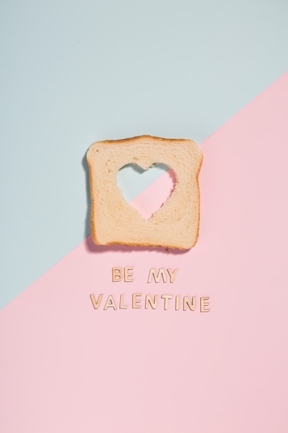 Gratis foto hart in een toast