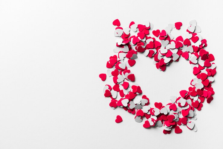 Gratis Foto hart van rode en witte confetti