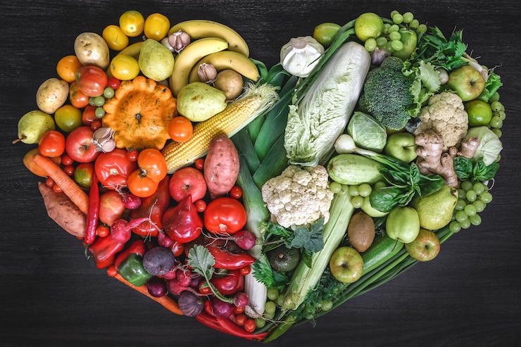 Gratis Foto hart van verse groenten en fruit op houten achtergrond