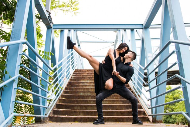 Hartelijk paar die op brug dansen