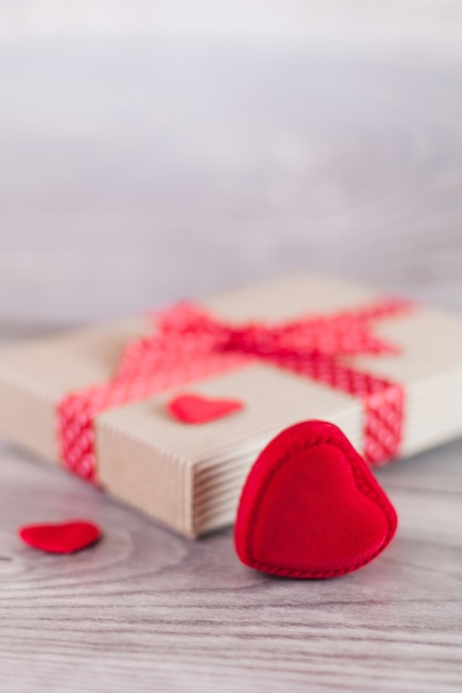 Harten en cadeau op Valentijnsdag
