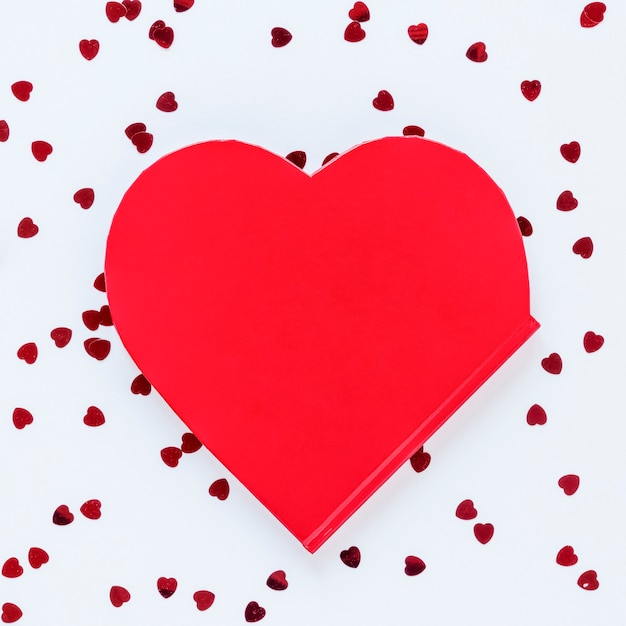 Gratis foto hartvorm met confetti voor valentijnskaarten
