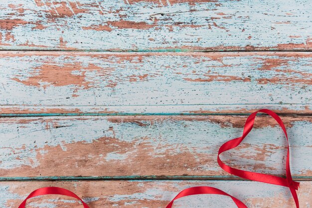 Hartvorm van rood lint op tafel