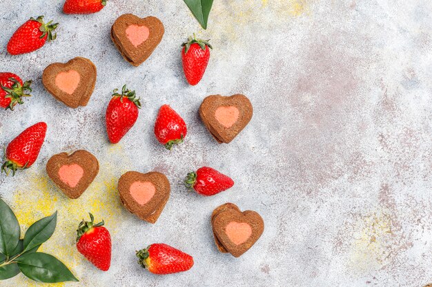 Hartvormige chocolade en aardbeien koekjes met verse aardbeien