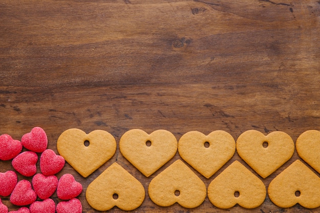 Gratis foto hartvormige snoepjes en koekjes