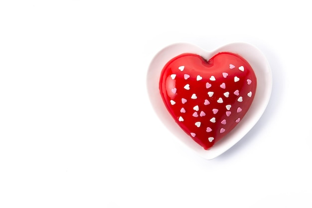 Hartvormige taart voor Valentijnsdag of Moederdag geïsoleerd op een witte achtergrond