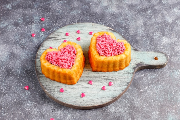 Hartvormige taarten voor valentijnsdag. Gratis Foto