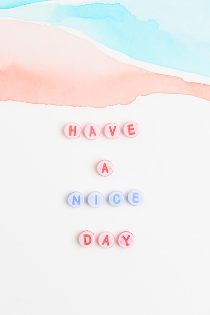 HAVE A NICE DAY kralen tekst typografie op pastel