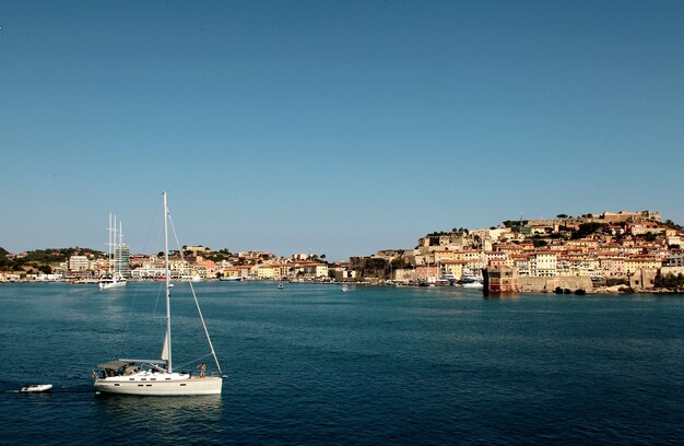 Haven met boten overdag in Toscane, Italië