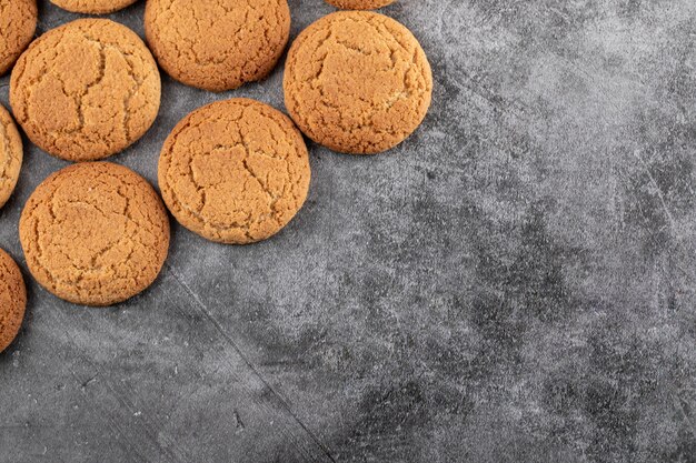 Havermoutkoekjes die op grijs beton worden geïsoleerd.