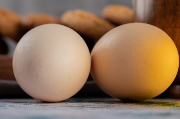 Havermoutkoekjes in een houten schotel met rond ingrediënten.