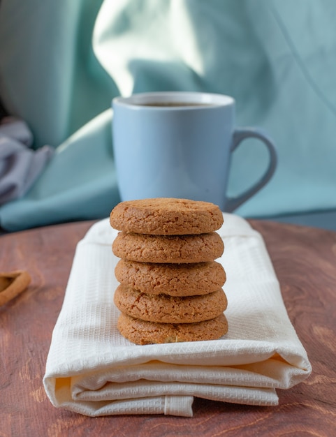 Havermoutkoekjes op een stuk handdoek.