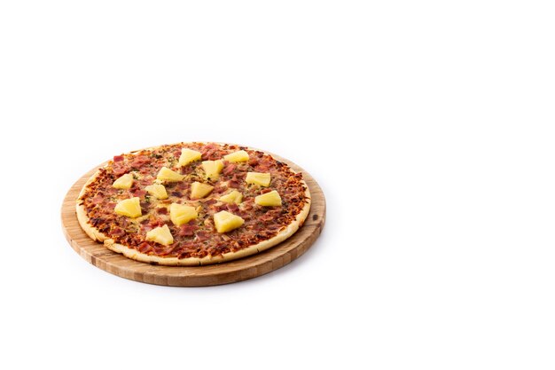 Hawaiiaanse pizza met ananasham en kaas die op witte achtergrond wordt geïsoleerd