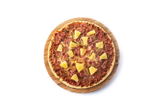 Hawaiiaanse pizza met ananasham en kaas die op witte achtergrond wordt geïsoleerd