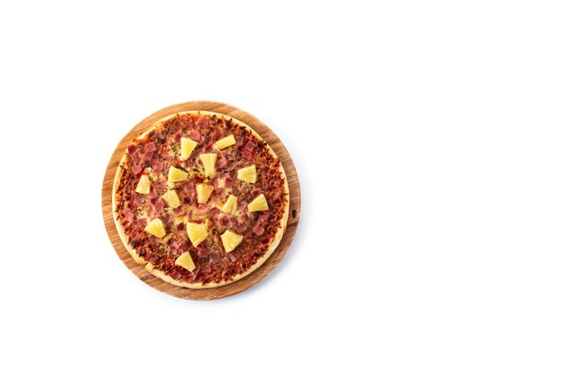 Hawaiiaanse pizza met ananasham en kaas die op witte achtergrond wordt geïsoleerd