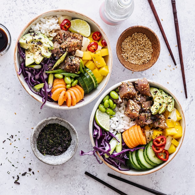 Gratis foto hawaiiaanse tonijn poke bowl plat liggende fotografie