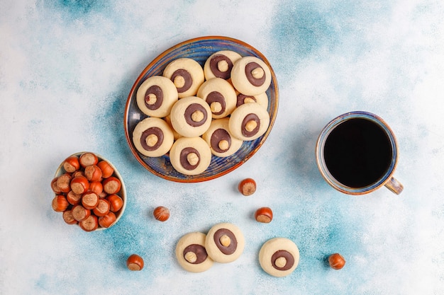 Hazelnootkoekjes met hazelnoten, bovenaanzicht