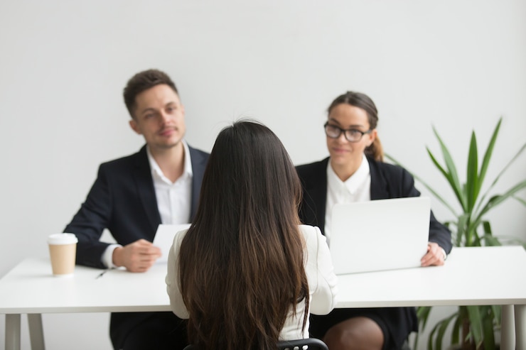 Gratis Foto headhunters interviewen vrouwelijke sollicitant