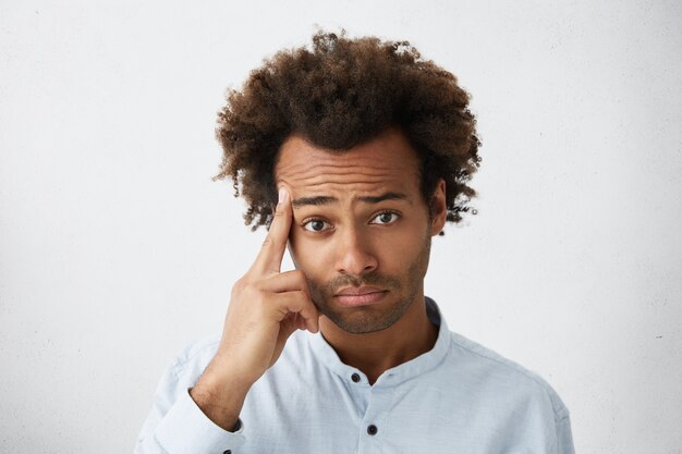 Headshot van African American mannelijke middelvinger te houden