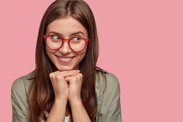 Headshot van dromerige tevreden vrouw met tedere glimlach