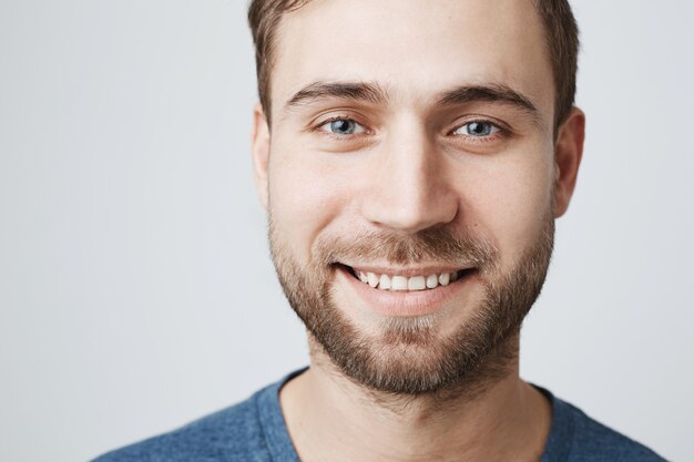 Headshot van lachende gelukkig man met witte tanden