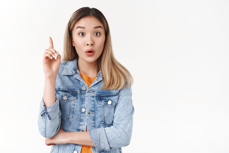 Gratis Foto heb oplossing opgewonden slim nadenkend aziatisch blond meisje geef vriend advies wijsvinger eureka idee gebaar vouwen lippen oh geluid staren camera spreken suggestie vertellen antwoord witte achtergrond