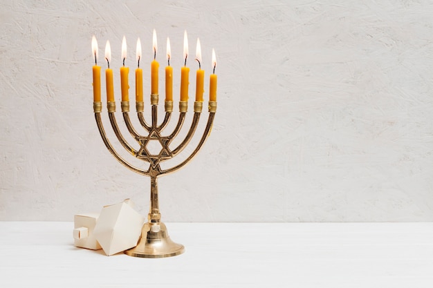 Hebreeuwse menorah met brandende kaarsen