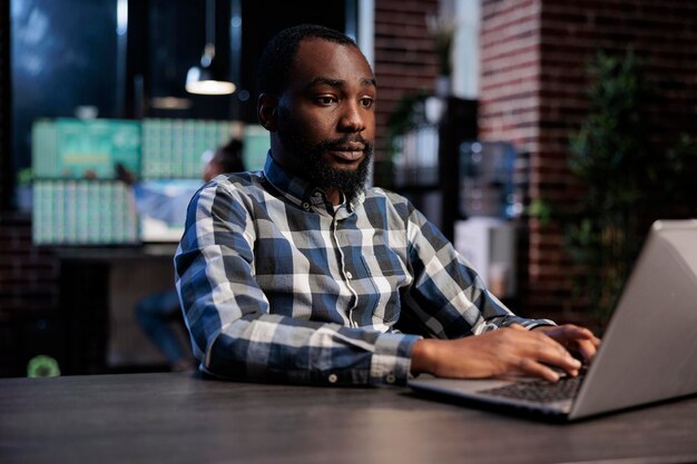 Hedgefondshandelaar die laptop gebruikt om forex aandelenmarkttrends te voorspellen en om realtime financiële gegevens te analyseren. Handelsbureaumedewerker in kantoorwerkruimte, bezig met analyse van de geopende positie.