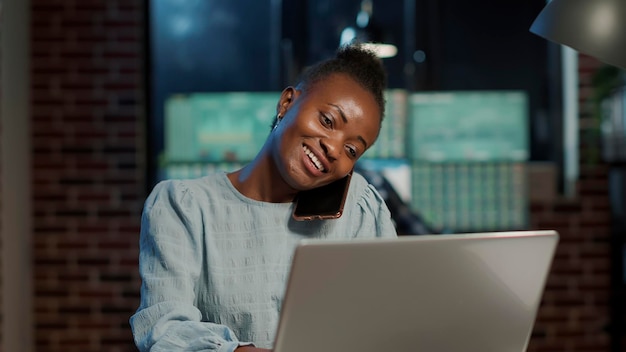 Hedgefondshandelaar die telefonisch praat over forex handelswinst, helpt bij de groei van het bedrijf en de economie. op afstand communiceren over beursuitwisseling op laptopcomputer.