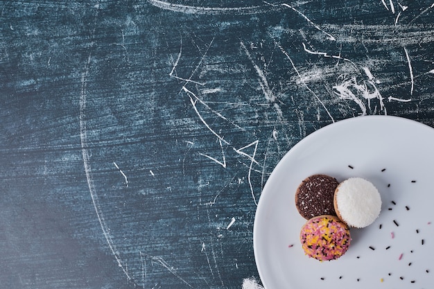 Heemstkoekjes in een witte plaat, bovenaanzicht.