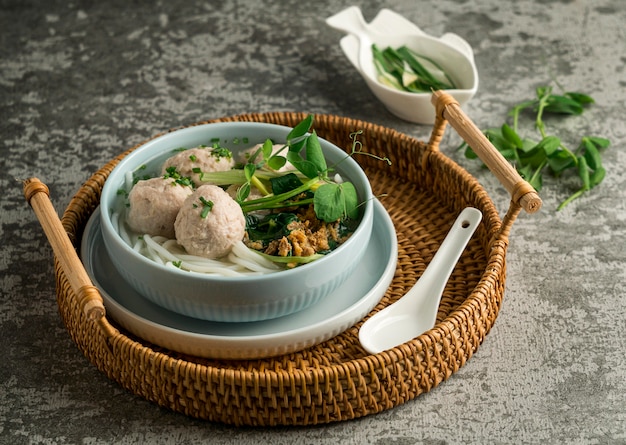 Heerlijk bakso-komarrangement met hoge hoek