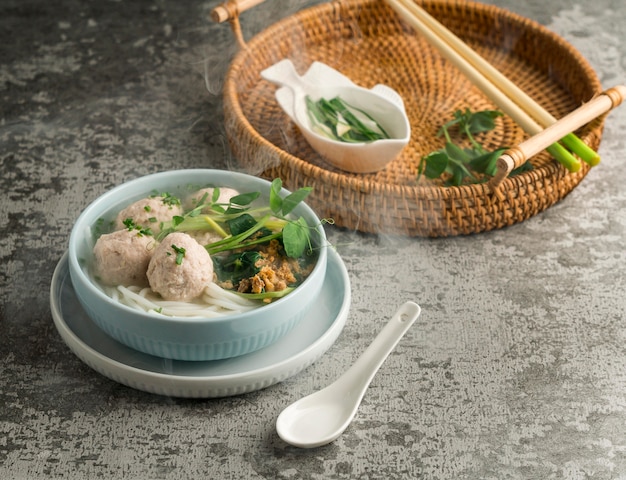 Heerlijk bakso-komarrangement met hoge hoek